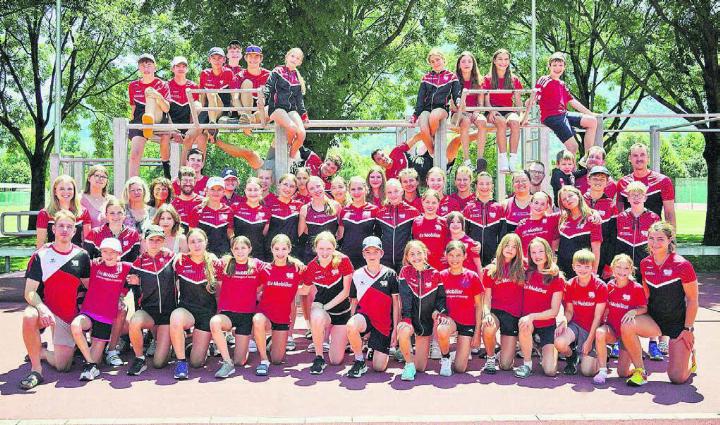 Beim Sommerlager der Nachwuchsabteilungen des TV Wohlen verbringen Turner und Leichtathleten viel Zeit gemeinsam und nutzten die Möglichkeit, sich auch mal in einer fremden Sportart zu versuchen. Bild: zg