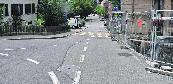 Die Pilatusstrasse wird saniert und die Linienführung nur ganz gering korrigiert. Rechts die Baustelle Haldenschulhaus. Bild: dm