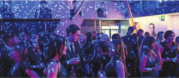 An der Bond-Night wird glamourös und stilecht gefeiert. Bilder: sh