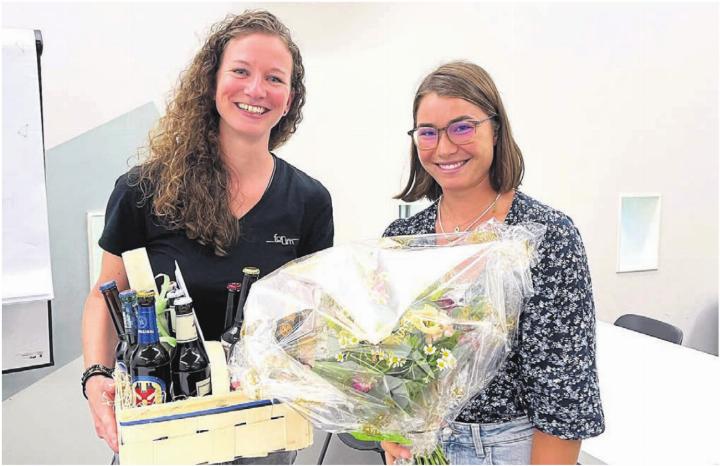Fabienne Meyer (links) wurde ihr langjähriges Engagement als Präsidentin von ihrer Nachfolgerin Corina Haller mit einem Blumenstrauss und einem «kulinarischen» Geschenkkistchen verdankt. Bild: Walter Minder