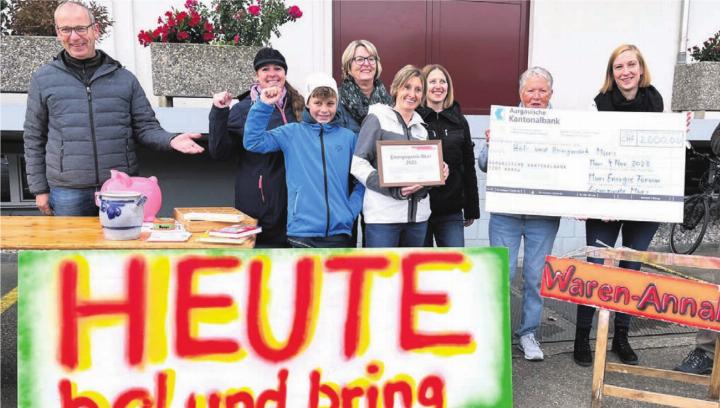 Letztes Jahr wurde das Team des Hol-und-Bring-Märts Muri mit dem Energiepreis geehrt. Stefan Staubli, Präsident des Energie Forums (links), überreichte den mit 2000 Franken dotierten Preis. Bald wird der Preisträger 2024 bekannt. Bild: zg