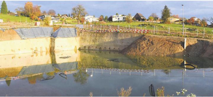 Die Grossbaustelle am Rebberg steht seit Wochen still, die Baugruben sind mit Wasser gefüllt: Nun will Motionär Manfred Breitschmid genaue Auskünfte. Bild: Daniel Marti