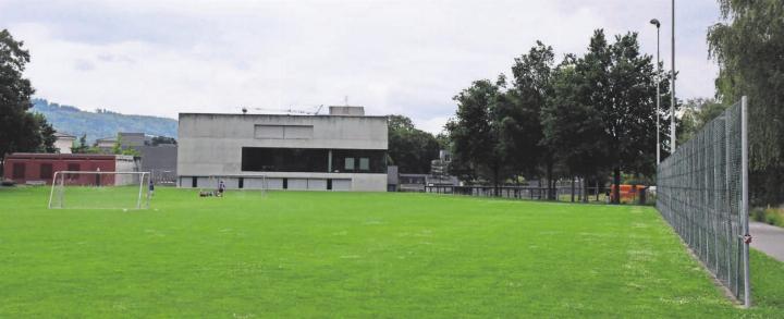 Auf dem Bünzmatt-Areal möchte der Gemeinderat eines der ersten Zyklus-1-Schulhäuser, inklusive Turnhalle, bauen. Dafür braucht es einen Projektierungskredit von 2 Millionen Franken, die Baukosten betragen laut Finanzplan knapp 20 Millionen Franken. Der Projektierungskredit wurde bewilligt. Bilder: Daniel Marti