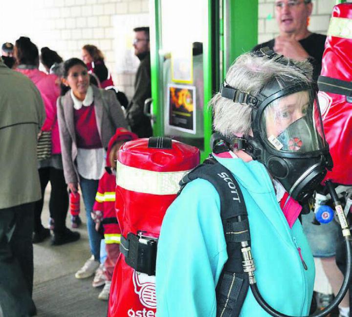 Atemschutz in Vollmontur konnten die Einwohnerinnen und Einwohner selber testen.