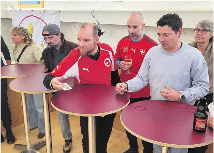 Gar nicht so einfach: Zielwurf mit Jasskarten. Die Organisatoren sorgen immer wieder für Abwechslung.