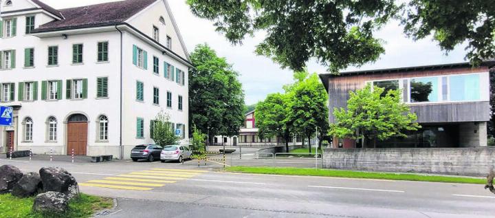 Bei allen drei Schulhäusern besteht Handlungsbedarf: Links das alte Schulhaus Quadro, rechts das Schulhaus Linea, in dem der Kindergarten zu Hause ist. In der Mitte (im Hintergrund erkennbar) das Schulhaus Winkel, hier fallen die grössten Umbaukosten an. Bild: Chregi Hansen