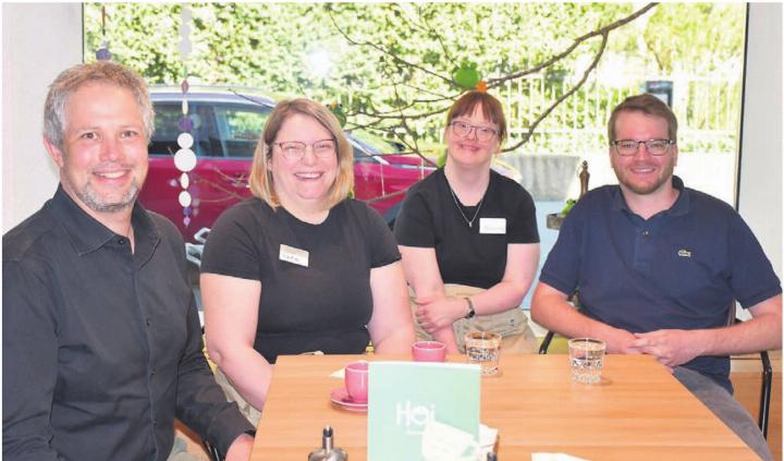 Nur zufriedene Gesichter (v. l.): Jonas Meier, Geschäftsführer Integra, Lara Brand und Olivia Ingold, Mitarbeiterinnen, Marcel Meyer, Leiter Arbeit und Projektleiter. Bild: Daniel Marti
