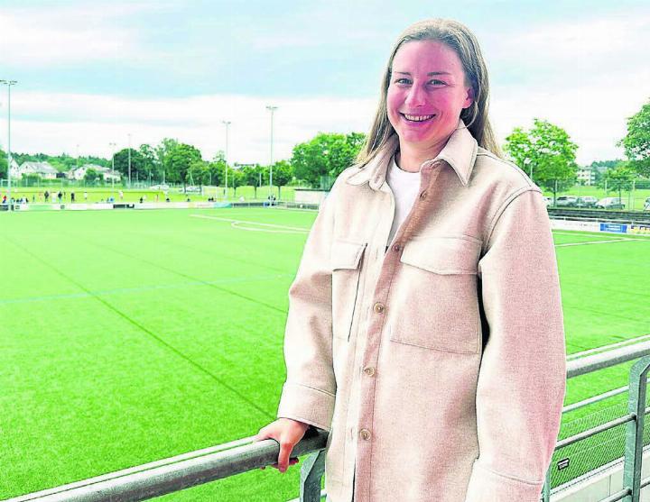 Es riecht nach Heimat. Julia Stierli im Stadion Brühl in Muri. Bild: Stefan Sprenger