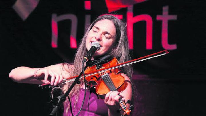 Geige, Gesang, Esther Nydegger: Zéphyr Combo zeigte einen Glanzauftritt. Bild: spr