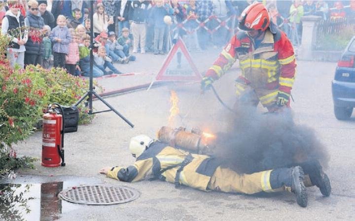 Feuerwehrleute gehen ein grosses Risiko ein – dieser Atemschützer gerät bei seinem Einsatz selbst in Brand. Zum Glück ist der Vorfall nur gespielt.