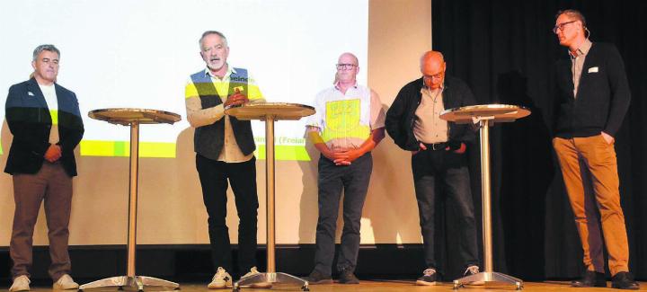 Die Referenten, von links: Windpark-Gegner Stefan Schimon, Gemeinderat Jürg Barmettler, Befürworter Albert Betschart, Hermann Bütler (Begleitgruppe) und David Gautschi (Windpark Lindenberg AG). Bilder: Thomas Stöckli / zg