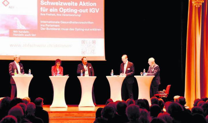 Nach zwei Stunden Referaten und Pause stellen sich die Protagonisten zum Podiumsgespräch auf. Von links: Jürg Vollenweider, Andrea Staubli, Moderator Philipp Gut, Philipp Kruse und Martin Janssen. Bild: Thomas Stöckli
