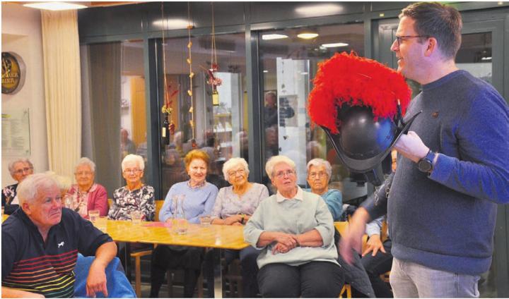 In seinem Referat zeigt Ex-Schweizergardist Pascal Staub auch Teile der Ausrüstung, hier den traditionellen Helm. Bilder: Thomas Stöckli