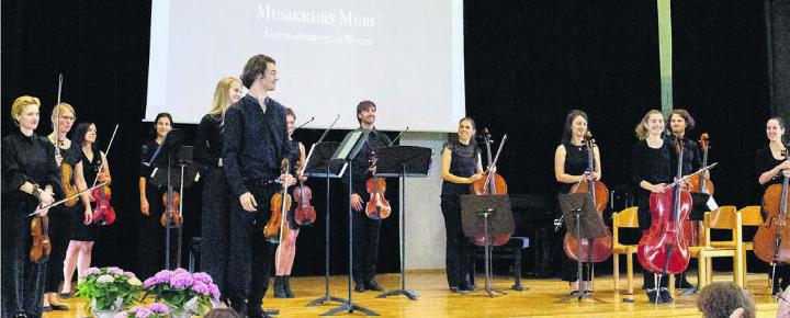 Letztjähriges Eröffnungskonzert: Kursleiter und Teilnehmende spielen im Festsaal. Bild:zg