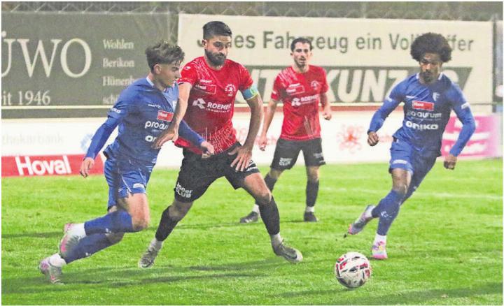 Djellon Shahini (links) gegen Black-Stars-Captain Alexandre Edwige. Er konnte wie Noah Lüscher-Boakye (rechts) und der Rest der Wohler Offensive selten für Gefahr bei den Baslern sorgen. Bild: Josip Lasic