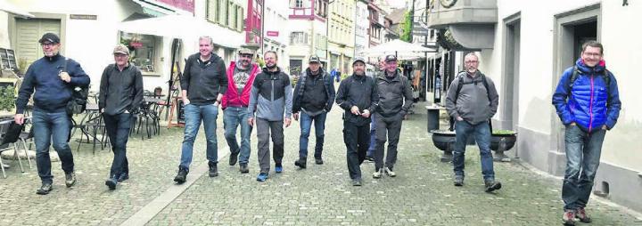 Die Bosmeler Männerturner auf Vereinsreise, beim Flanieren in Stein am Rhein. Bild: zg