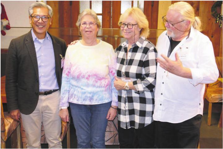 Sie freuen sich über die schnelle Eröffnung des neuen Treffpunkts (von links): Vizepräsident Josef Quan, Ruth Maurer, Therese Milz und Präsident Heinz Widmer. Bild: Stefan Treier