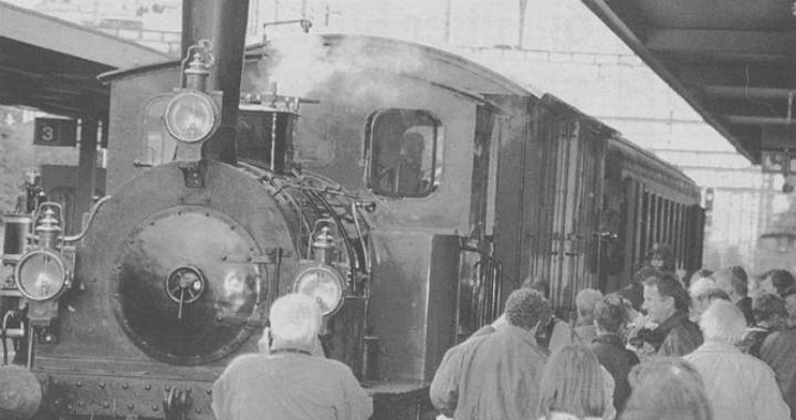 Die erste Fahrt des restaurierten Gepäckwagens zwischen Bremgarten West und Wohlen lockt ein grosses Publikum an. Bild: Archiv