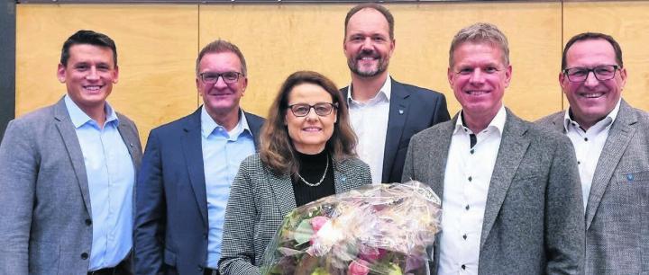 Vizeammann Bettina Galbier wurde an der Versammlung von ihren Kollegen verabschiedet (von links): die Gemeinderäte Pascal Vontobel, Jörg Ackermann und Christoph Meyer, Ammann Simon Zubler und Gemeindeschreiber Frank Koch. Galbier war 12 Jahre Gemeinderätin in Waltenschwil. Simon Zuber meinte in seiner Laudatio: «Sie hat sich immer um Menschen gekümmert, von den Kindergartenkindern bis zu den Feuerwehr-Senioren.» Bild: Verena Anna Wigger