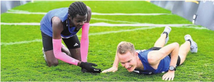 Der Freiämter Eric Riungu (links) hätte Sieger David Keller auf den letzten Metern beinahe noch eingeholt. Bild: awa