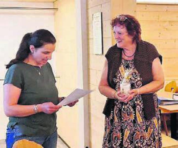 Präsidentin Luzia Bütler (links) ehrt Hildegard Hilfiker. Bild: zg