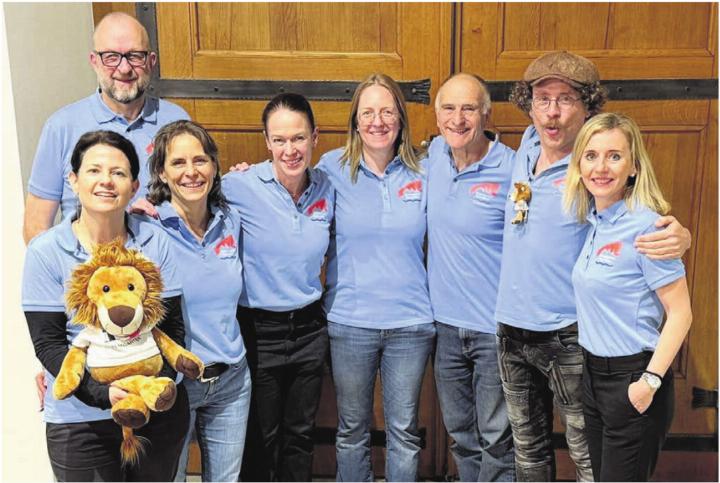 Der Vorstand von Bremgarten Tourismus (von links): Claudia Bamert mit Maskottchen «Leo», Ralph Nikolaiski, Ruth Meier (Co-Präsidentin), Martina Eller, Sarina Kaufmann, der verabschiedete Tschösy Meier (neu Ehrenmitglied), Franky Weber und Sonja Schneiderbauer (Co-Präsidentin). Es fehlt: Juri Tirez. Bild: zg
