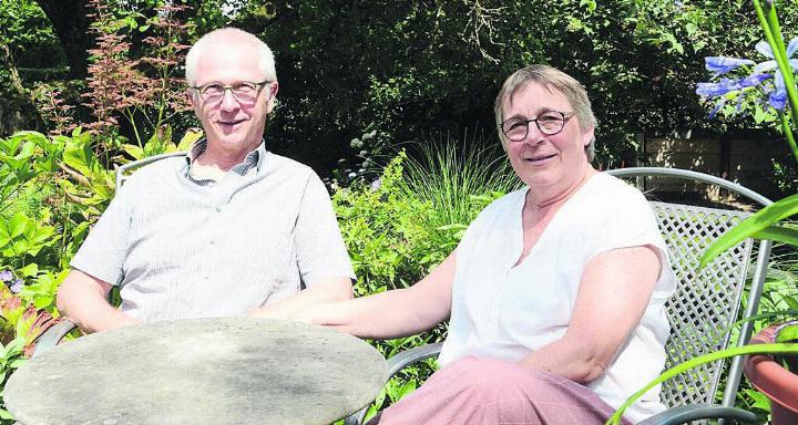 Roland und Regula Schumacher freuen sich, in Zukunft mehr Zeit in ihrem schönen Garten zu verbringen. Bild: chh
