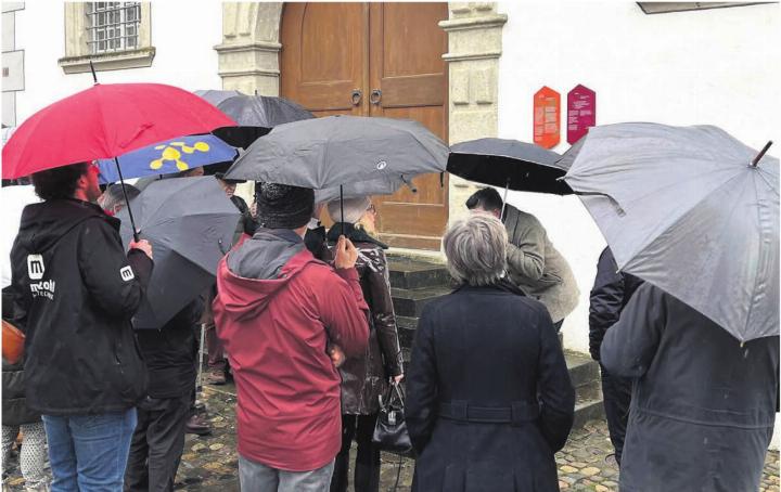 Wissbegierige Besucherinnen und Besucher trotz Hudelwetter. Sie 
erfahren anlässlich der Einweihung der neuen Tafeln viel Interessantes. Auch die militärische Vergangenheit Bremgartens wird thematisiert – wie hier beim Zeughaus. Hier wurden bis ins Jahr 1800 die Waffen der städtischen Miliztruppen eingelagert.
Bild: Walter Minder