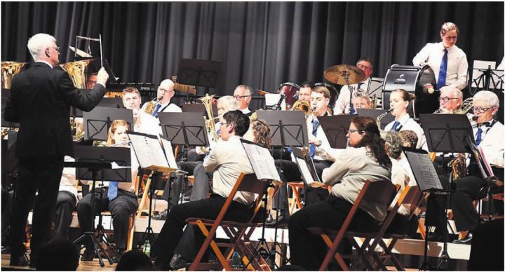 Dirigent Felix Müller, links, und die Musik Boswil, boten einmal mehr ein abwechslungsreiches Programm, welches das Publikum bestens unterhielt. Bilder: Verena Anna Wigger