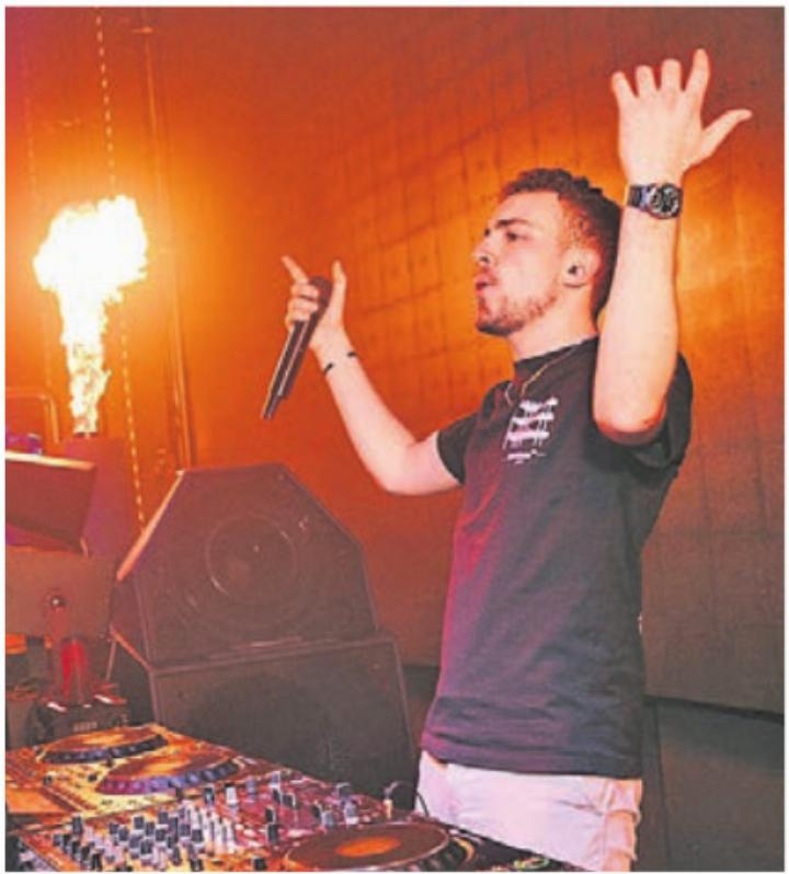 DJ Simon Miles in Aktion: Jan Becker hat sein Hobby zum Beruf gemacht. Bild: pd