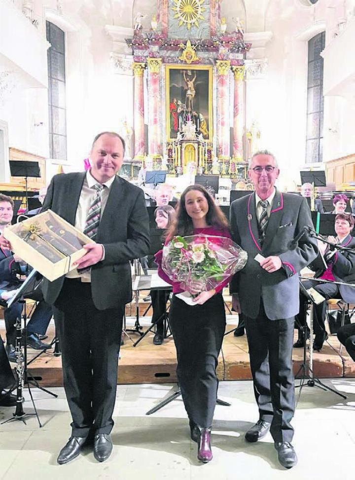 Musikvereinspräsident Markus Konrad (rechts) bedankt sich bei Moderatorin Olivia Huggel und Dirigent Markus Steimen. Bilder: Walter Minder