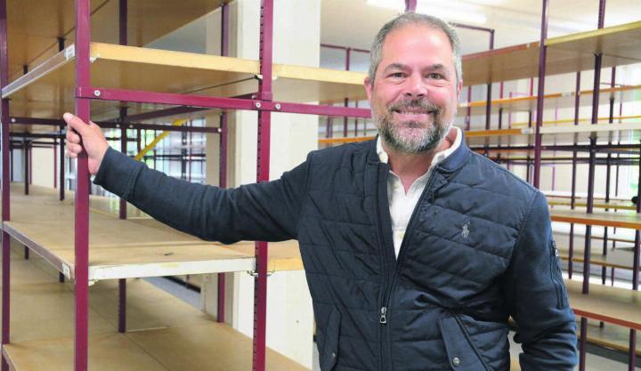 Noch ist das Lager leer, bald werden sich hier bis zu 5000 Artikel aus dem Papier- und Bastelbereich stapeln. «Der Umzug ist eine Herausforderung», weiss CEO und Mehrheitsaktionär Domenic Meier. Bilder: Chregi Hansen