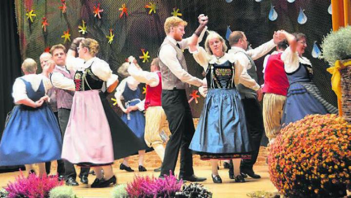 Die Eggenwiler Volkstanzgruppe präsentierte eine grosse Vielfalt an Tänzen. Bild: rwi