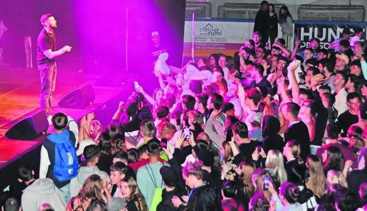 Die grosse Bühne in der Eishalle sorgte vor drei Jahren für gute Stimmung. Bild: Archiv