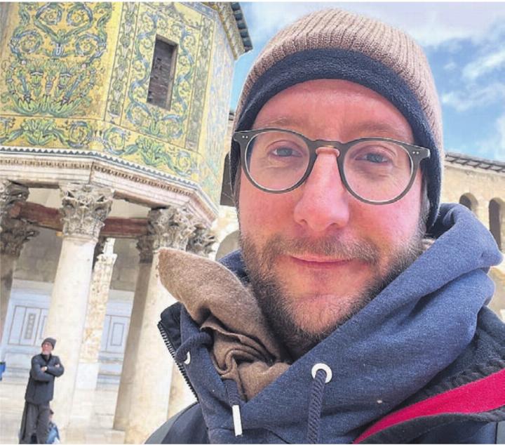 SRF-Korrespondent Thomas Gutersohn berichtet im Kantiforum über seine Erfahrungen in Syrien. Bild: pd