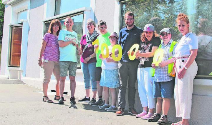 Der Verein insieme Freiamt übergibt der Integra die 10 000 in grossen Papierziffern (v.l.): Silvia Meier, Vorstand insieme Freiamt; Björn Schulthess, Mitglied insieme; Manuela Kummler, Mitglied insieme; Konrad Peter, Mitarbeiter Integra Freiamt; Jessica Gisler, Mitglied insieme; Marcel Meyer, Geschäftsleitung Integra Freiamt; Nicole Steimer, Mitglied insieme; Matthias Blunschi, Mitglied insieme; Nicole Vogel-Niederer, Mitarbeiterin Integra. Bild: Josip Lasic
