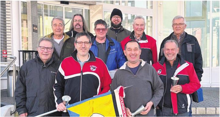 Die Wohler Gruppe erlebte Morgarten-Pistolenschiessen: hinten (v. l.): Sepp Steinmann, Pascal Senn, Sepp Huser, Simon Müller, Louis Corboz, Ruedi Thomann. Vorne (v.l.): Felix Brühwiler, Felix Biffiger (Bechergewinner), Patrik Hunn und René Leiser. Bild: zg