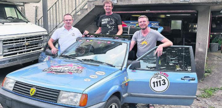 Die Brüder Stefan, Beat und Thomas Peter haben den VW Polo beladen und sind bereit, sich den insgesamt über 5500 Kilometern zu stellen. Bild: zg
