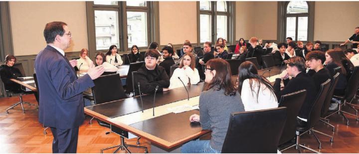 Der Wohler GLP-Nationalrat Matthias Jauslin nahm sich viel Zeit für die Fragen der Jugendlichen. Bild: zg