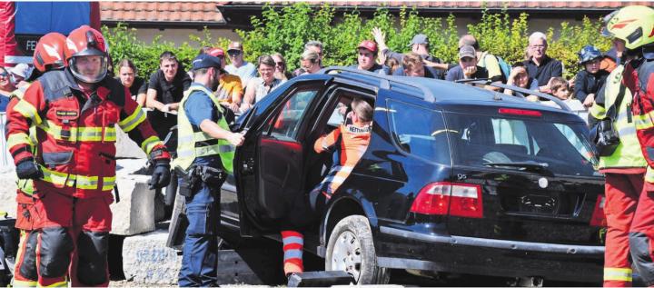 Die Strassenrettung mit der Stützpunktfeuerwehr Muri , der Kantonspolizei Aargau und dem Rettungsdiens Neeser stösst auf grosses Interesse bei den Besuchern. Bilder: Monica Rast