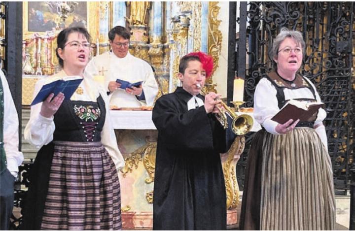 Seelsorgerin Corinne Dobler an der Trompete, umrahmt vom Jodelklub Heimelig. Bild: zg