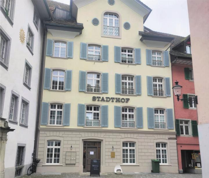 Seit Anfang März dieses Jahres ist das Restaurant Stadthof wieder geschlossen. Möglichst rasch soll er unter neuem Pächter wieder eröffnen. Doch welche Ansprüche soll dieser erfüllen? Bild: Marco Huwyler