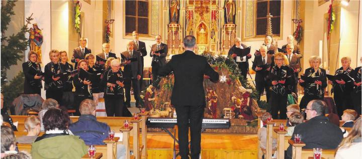 Der Auftritt des Cäcilienchors in der stimmungsvoll beleuchteten Pfarrkirche hat längst Tradition und lockt viel Publikum an. Bilder: Stefan Treier