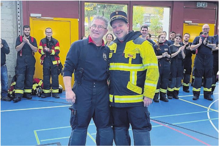 Symbolische Kommandantenhut-Übergabe von Roland Seiler (links) an Marcel Wehren. Bild: Britta Müller