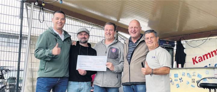 Das Kammerbar-Team übergibt dem FC Wohlen den Scheck. Von links: Marcel Amrein (Co-Präsident FC Wohlen), Thomas Bächer, Peter Michel, Frits van der Graaff (Mitglieder Kammergesellschaft), Fortunato Vicedomini (Wirt Clubhaus Forti). Bild: jl