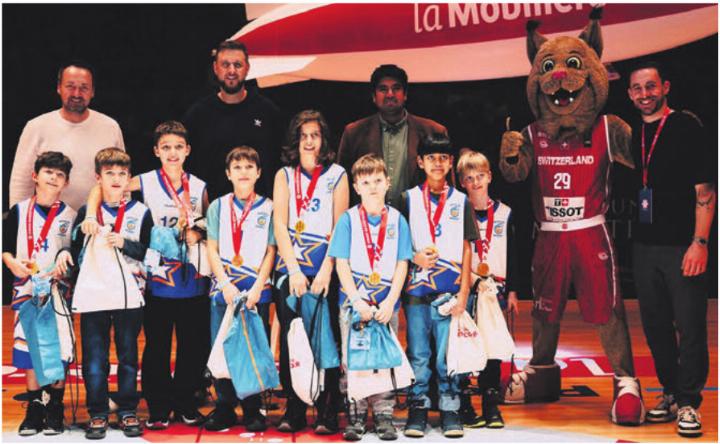 Das starke U10-Team und das Betreuerteam von Wohlen Basket. Bild: zg
