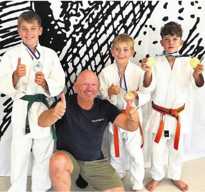 Coach René Burch und die drei Medaillengewinner vom Movimento Wohlen. Bild: zg