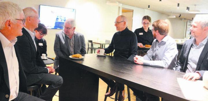 Die Serviceangestellten des «Hans & Heidi», Olivia Ingold (links) und Alina Mehovic, servieren den Verantwortlichen des Projekts gekonnt einen Kaffee (von links): Walter Küng (Präsident Integra), Hansueli Pfyffer (Mitglied Kirchenpflege), Josef Brunner (Präsident Kirchenpflege), Markus Loher (Präsident Baukommission), Marcel Meyer (Leiter Arbeit Integra), und Jonas Meier (Geschäftsführer Integra). Vielleicht arbeiten die beiden Frauen schon bald im neuen Café Hoi. Bilder: Chregi Hansen