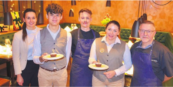 Sie freuen sich, im «Ochsen» zu verwöhnen, von links: Sabrina Frass (Leiterin Restaurationen), Samuel Sidabutar (Service), Cedric Campera (Souschef «Ochsen»), Jasmin Oswald (Service) und Francis Collin (Küchenchef «Caspar»). Bilder: Thomas Stöckli