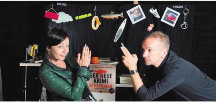 Das Krimi-Duo Judith Stadlin und Michael van Orsouw, bekannt für seine theatralischen Auftritte, liest aus «Zuger Todesfelle». Bild: pd